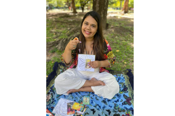 Mirelle Saldanha, terapeuta frequencial e taróloga terapêutica.